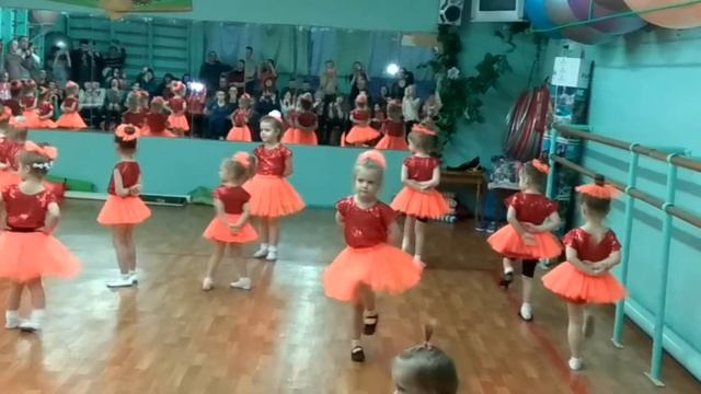 Танец Целовака Прижимака и Люблюка ты моя смотреть онлайн