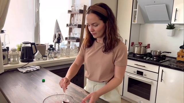 Красим ЯЙЦА на пасху ЧЕРНОЙ СМОРОДИНОЙ из морозилки смотреть онлайн