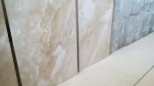 Как, в плитке делать зазор между полом и стеной.