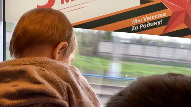 На сапсане с ребёнком. Из Москвы в Питер с малышом. Обзор вагона эконом класса в поезде Сапсан РЖД. смотреть онлайн