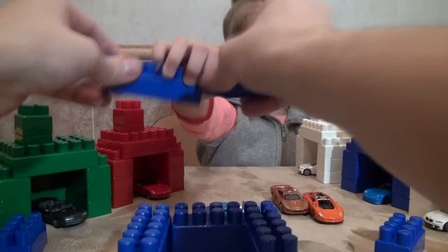 Строим гаражи из конструктора для маленьких машинок | ВЛОГ |  Build Garage For Small Machines