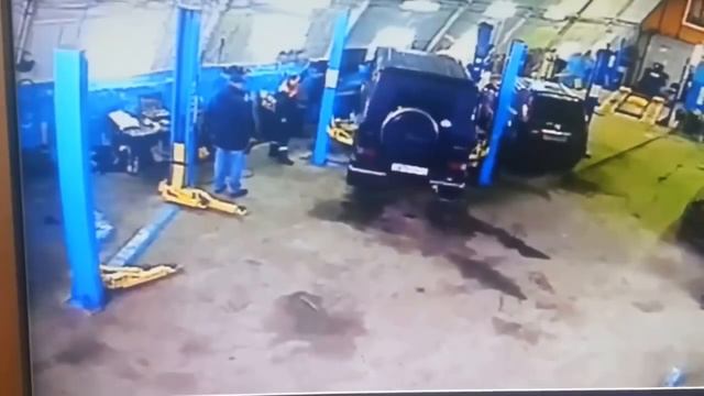 горе СТОшники уронили гелендваген с подъемника - Gelandewagen Dropped From The Lift