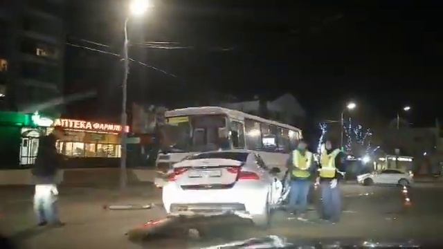 В Оренбурге столкнулись "Ягуар" и ПАЗ смотреть онлайн
