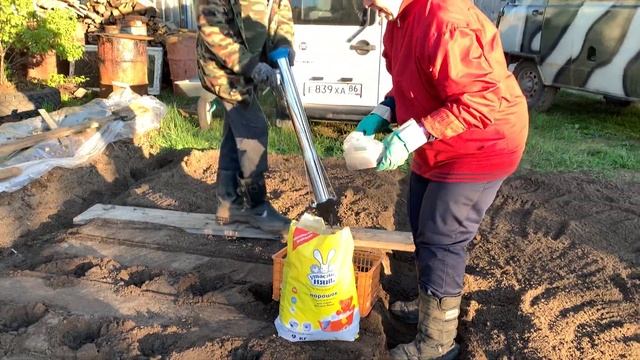 Сажаем картофель за 10 минут гряда!!! Как нам удалось... , кто помогал ? смотреть онлайн