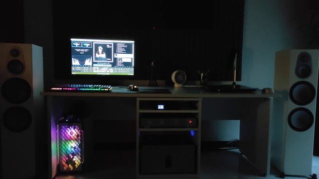 Dana Sedgwick with monitor audio test смотреть онлайн