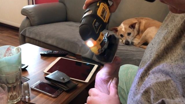 Dewalt DCS 355 Fußpflege mit Multifunktionsgerät смотреть онлайн