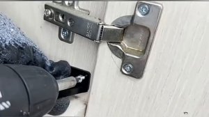 Как установить ведро для мусора на дверцу под мойку на кухне своими руками встроенное мусорное ведр