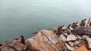 Рыбалка .Азовское море. Ловлю бычка.