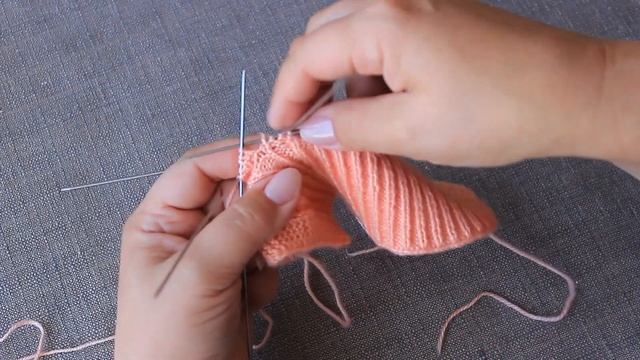 КАК СВЯЗАТЬ СВИТЕР ДЛЯ КУКЛЫ НА СПИЦАХ 2 часть МК, куклы и игрушки, как связать, одежда для кукол смотреть онлайн