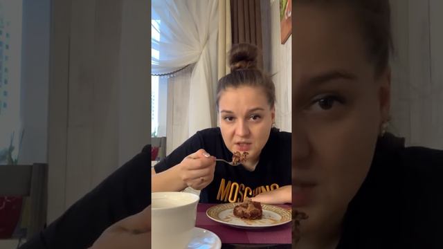 МУКБАНГ «РУЛЕТ -ТОРТ» И ОБСУЖДАЮ «ДАВАЙ ПОЖЕНИМСЯ» смотреть онлайн