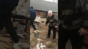 Сынок в 14 лет учится колоть дрова. Городской ребёнок.
