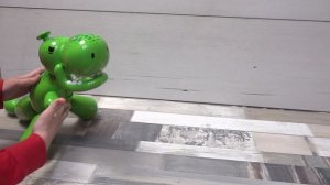НАДУЛ Динозавра из шариков! Интерактивный питомец  Squeakee the Balloon Dino