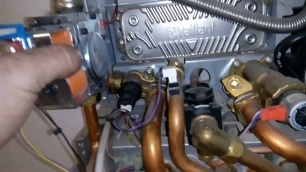 Газовый котёл Vaillant turbotec Pro 242 5/5-краткий обзор и обслуживание.