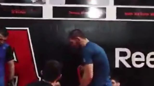 Боец UFC просил помощь у Хабиба/ Кадыров обратился к чемпиону\Холлоуэй едет в Дагестан смотреть онлайн