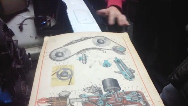 Как натянуть цепь на двигателе классики! Рассказывают дети!!!!!! смотреть онлайн