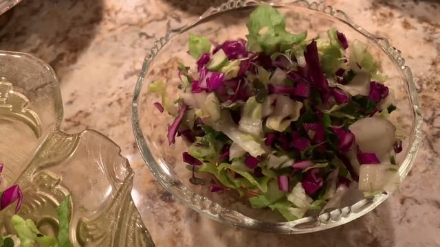 Салат с огурцами, проростками и фиолетовой капустой смотреть онлайн