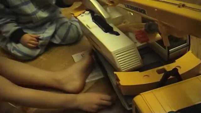 Серафим расспаковывает подарки 2017 кран Bruder смотреть онлайн