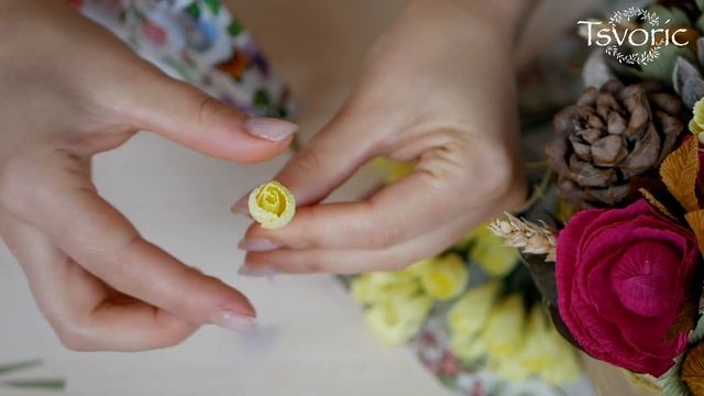 Simple small crepe paper flowers / Простые маленькие цветочки из гофрированной бумаги / DIY Tsvoric смотреть онлайн