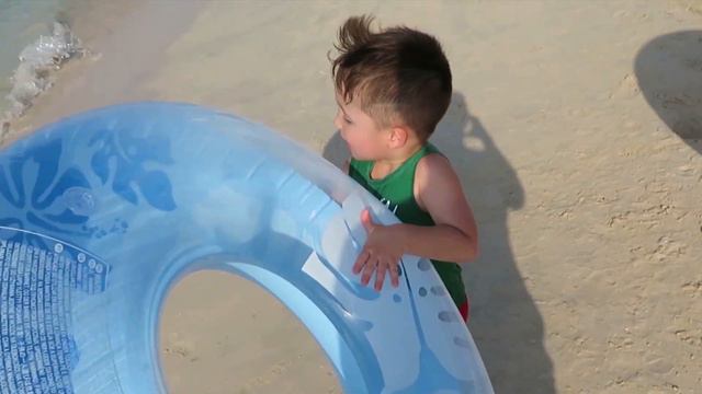 дети море пляж, дети берут балони идут купатся в море смотреть онлайн