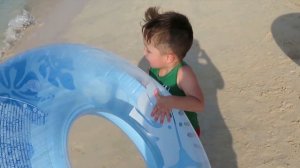 дети море пляж, дети  берут балони  идут купатся в море