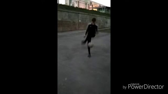 10 СПОСОБОВ ПОДНЯТЬ МЯЧ С ЗЕМЛИ (ФУТБОЛЬНЫЕ ЛАЙФХАКИ) смотреть онлайн