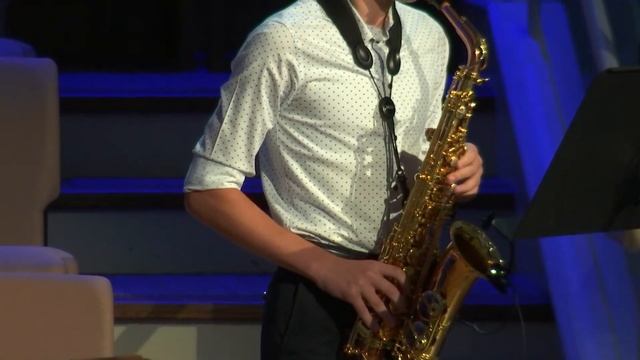 Славьте Бога - соло на саксафоне исполняет Марк Маноила смотреть онлайн