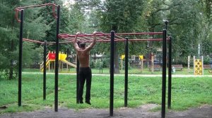 Выход силой на две руки. Русский мужик 52 года. На турнике Александр  Заколдованный. Выход на две.