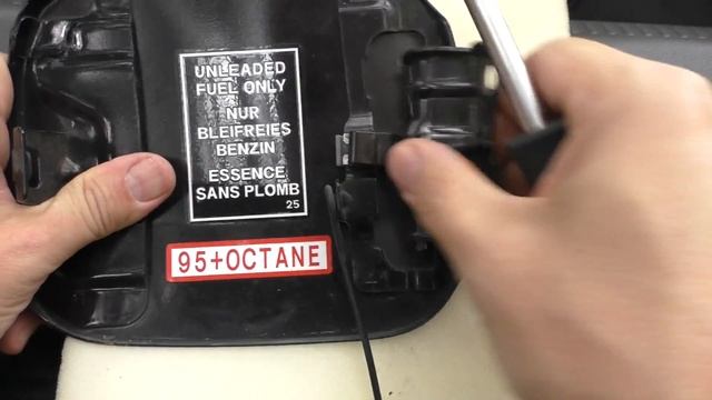 Ремонтируем крышку бензобака Mitsubishi Lancer 9, главное не УРЭКАТЬ. смотреть онлайн