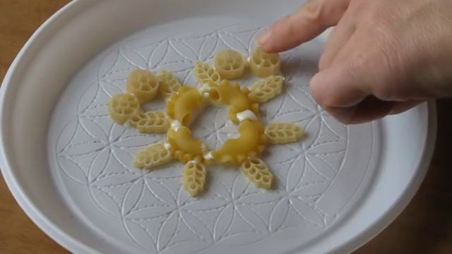 Снежинки из макарон Игрушки на елку из макарон Снежинки из макарон своими руками смотреть онлайн