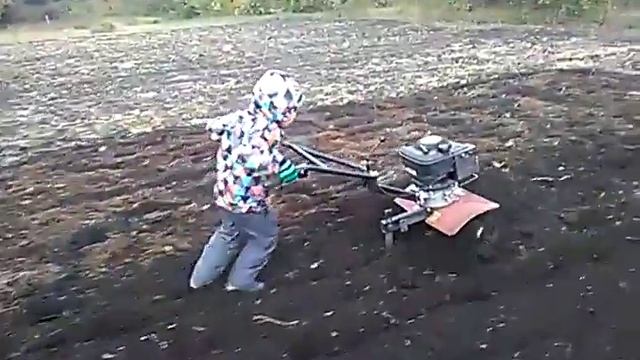 первый опыт с мотоблоком, 6 лет мальчику. смотреть онлайн