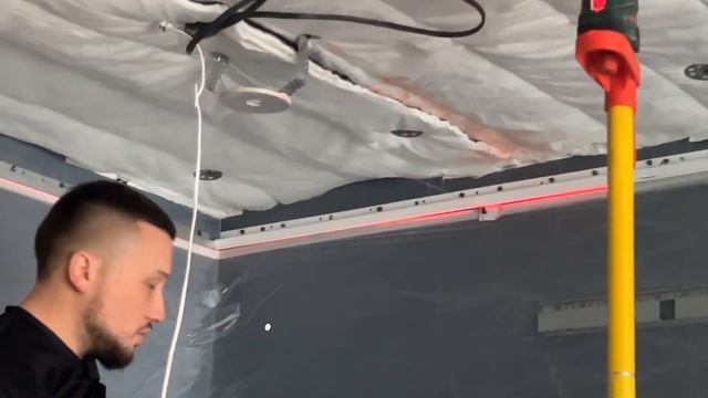 Шумоизоляция за потолком и сочетание парящего и стандартных профилей в комнате 11 м2 смотреть онлайн