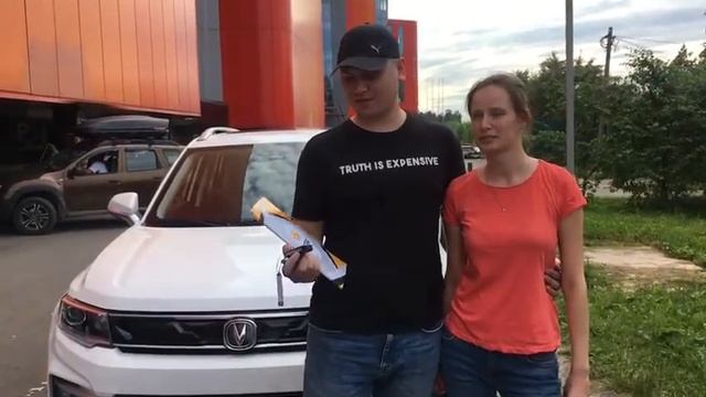 Молодая пара посетила автосалон ALTERA смотреть онлайн