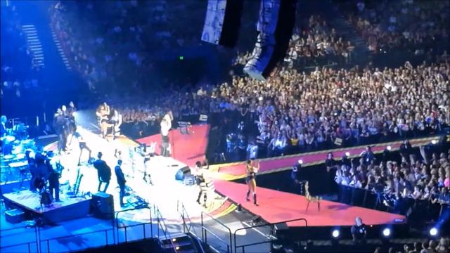 "Never Forget" Robbie Williams 20/02/2018 смотреть онлайн