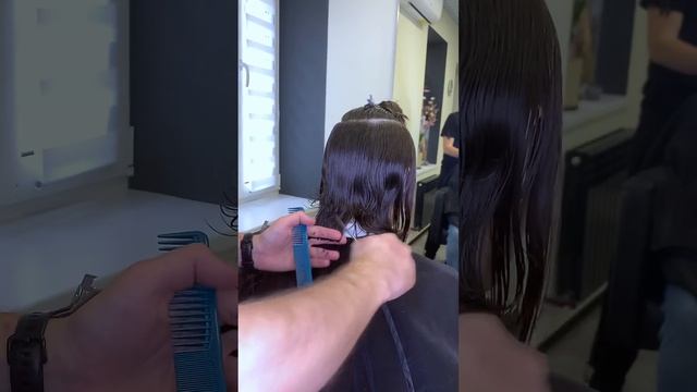 Как подстричь густые волнистые волосы средней длины / Боб с дисконекцией средней длины смотреть онлайн