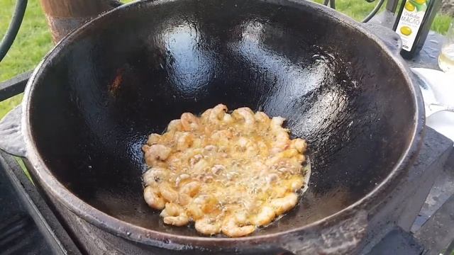 Креветки с овощами и картофелем фри в казане на костре смотреть онлайн