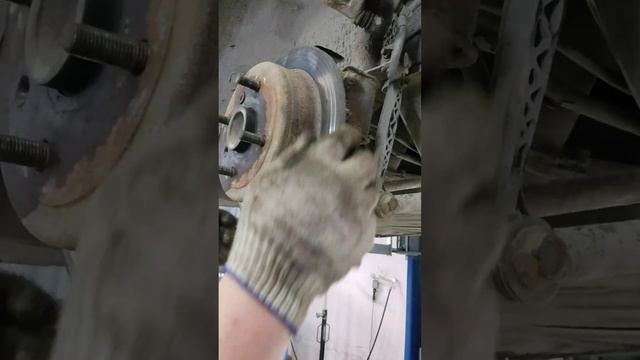 Приколы на СТО, замена колодок ручника смотреть онлайн