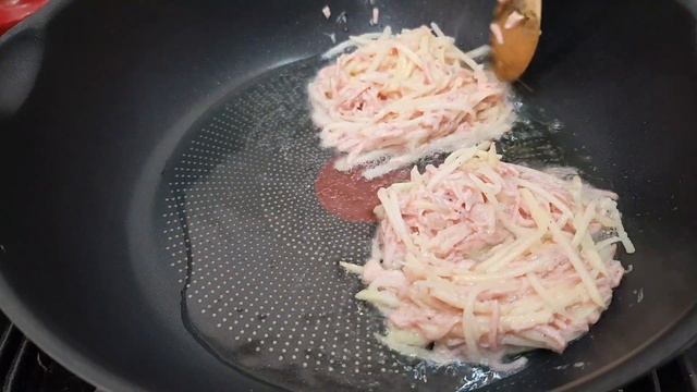 Мой БРАТ из Америки делает этот рецепт каждый день. Просто вылейте яйцо на картошку. Рецепт простой смотреть онлайн