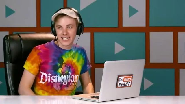 YouTubers React To Pamtri (Weird SpongeBob & Dora the Explorer Animations) смотреть онлайн