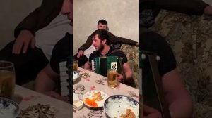 Даргинская песня на гармошке .Рамазан Гасайниев ,Сутбукцы Харбукцы отдыхают