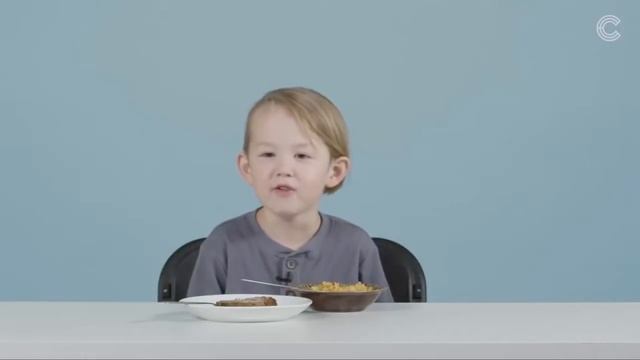 Как дети пробуют еду разных стран мира , их реакция на неё.