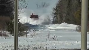 ПОЕЗДА ШТУРМУЮТ СНЕГ