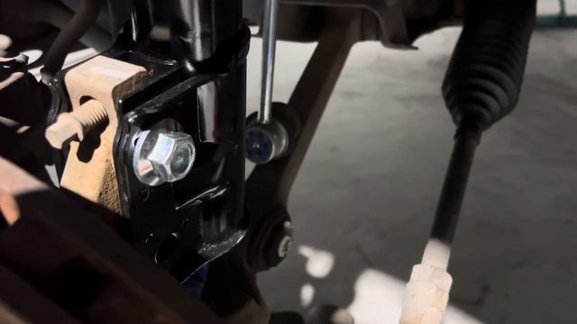 How to rebuild and replace front shocks / struts in Holden VT to VZ commodore - VZ SSZ смотреть онлайн