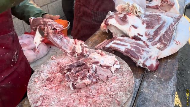 接近過年農村開始搶購豬肉了，老孟搬來頭500多公斤超大肥豬，不超十分鐘就被搶購一空！【立福128】 смотреть онлайн