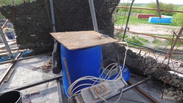 оформление лестницы в доме,оформление фасада деревянного дома.башня на крыше из арт бетона смотреть онлайн