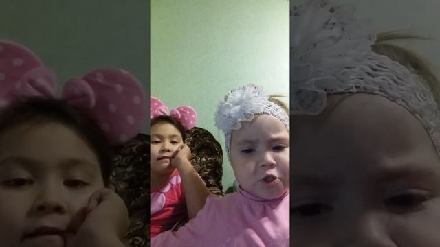 Двухлетняя девочка поет папе песню на день рождениеHappy birthday to you смотреть онлайн