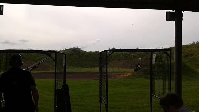 Shooting a Doublebarrel Winchester shotgun at clay pigeons: First try смотреть онлайн