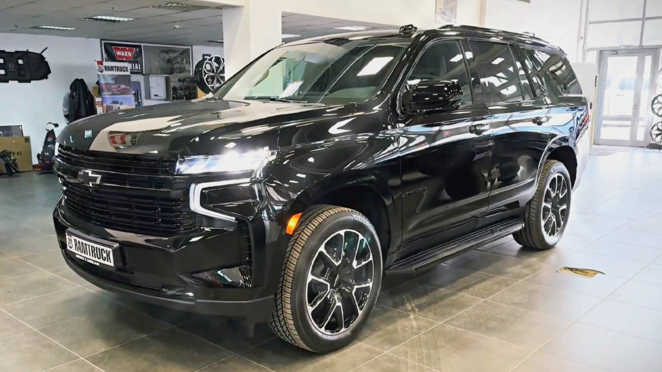 "Chevrolet Tahoe 2024": Обзор экстерьера и интерьера премиального американского внедорожника смотреть онлайн