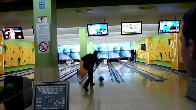 Игромания. Боулинг. Как выбивать страйк. Bowling. How to beat strike. смотреть онлайн