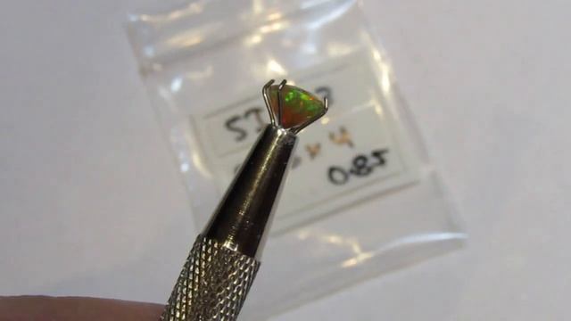 Редкость. Шоколадный эфиопский опал 0.85ct, груша (9х6х4мм) смотреть онлайн