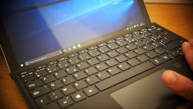 Test de la Microsoft Surface Pro 4 : le laptop du futur ! смотреть онлайн